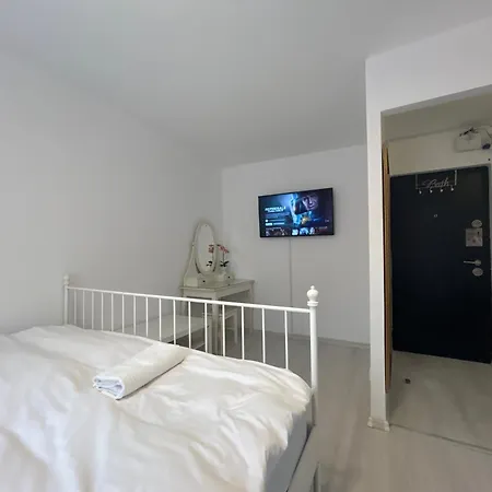 Piata Sudului Host *